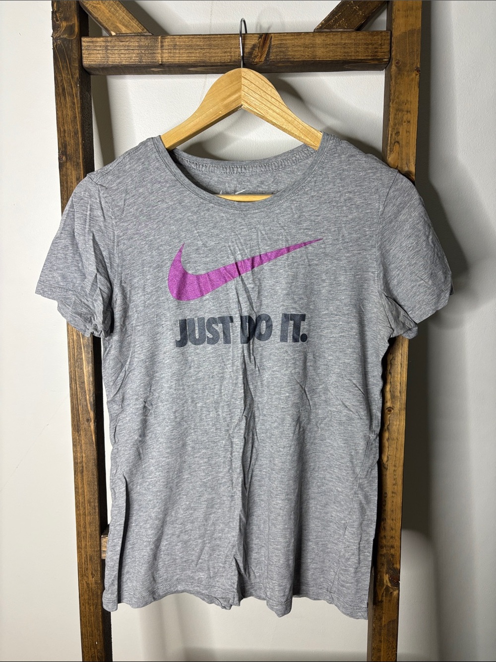 Nike Slim Fit Gray Short Sleeve Tee with Pink Swoosh Size L